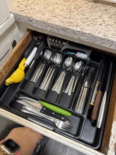 Ukeetap Extra Large Expandable Silverware Organizer, BPA-Free Food Safety Cutlery Organizer, Kitchen Utensil Drawer Organizer, Adjustable Silverware Holder, Suitable for Spoons, Forks, and Knives, Black photo review