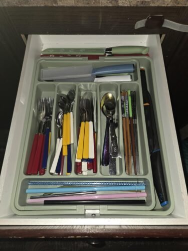 Ukeetap Extra Large Expandable Silverware Organizer, BPA-Free Food Safety Cutlery Organizer, Kitchen Utensil Drawer Organizer, Adjustable Silverware Holder, Suitable for Spoons, Forks, and Knives, Black photo review