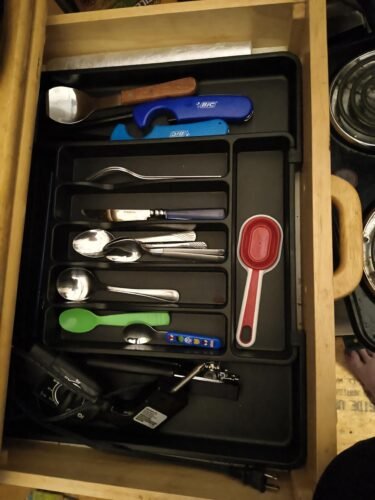 Ukeetap Extra Large Expandable Silverware Organizer, BPA-Free Food Safety Cutlery Organizer, Kitchen Utensil Drawer Organizer, Adjustable Silverware Holder, Suitable for Spoons, Forks, and Knives, Black photo review