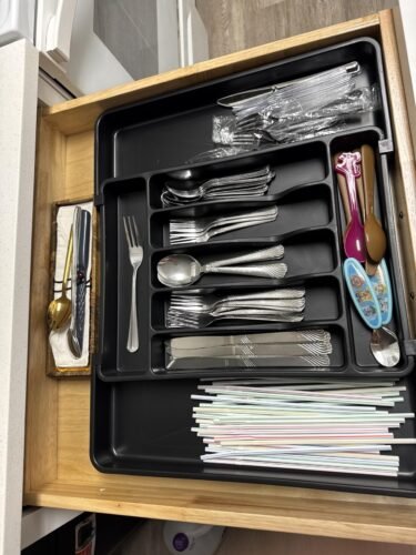 Ukeetap Extra Large Expandable Silverware Organizer, BPA-Free Food Safety Cutlery Organizer, Kitchen Utensil Drawer Organizer, Adjustable Silverware Holder, Suitable for Spoons, Forks, and Knives, Black photo review