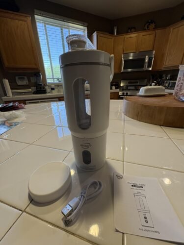 Personal Portable Blender, Detachable To-Go Cup& Carry Handle,17oz Blender Cup for Shakes and Smoothies, Rechargeable Mini Juicer for Gym, Baby Food, Auto-Shutoff, BPA Free, Green photo review